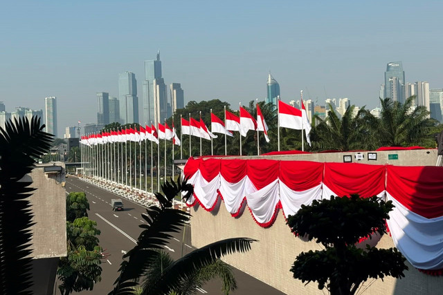 Dekorasi jelang Sidang Tahunan MPR RI, Sidang Bersama DPR-DPD RI, serta Rapat Paripurna Pembicaraan Tingkat I RAPBN 2027 di Kompleks Parlemen, Senayan, Jakarta, Rabu (12/8/2026). Foto: Nasywa Athifah/kumparan