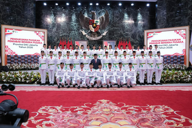 Gubernur DKI Jakarta Pramono Anung mengukuhkan 44 anggota Paskibraka Provinsi DKI Jakarta tahun 2026 di Balai Kota DKI Jakarta, Kamis (13/8/2026). Foto: Diskominfotik Prov DKI Jakarta