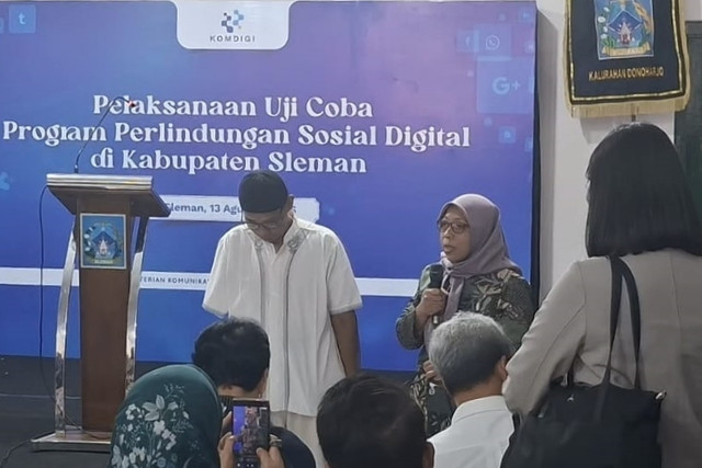 Waluyo dan Hermi usai mengikuti program Perlinsos dan IKD di Kantor Kalurahan Donoharo, Kabupaten Sleman, Daerah Istimewa Yogyakarta, Kamis (13/8/2026). Foto: Pradya Tirta/kumparan