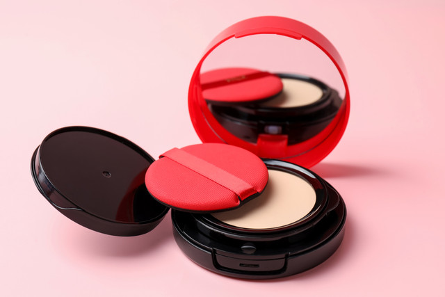 Ilustrasi produk cushion foundation. Foto: New Africa/Shutterstock