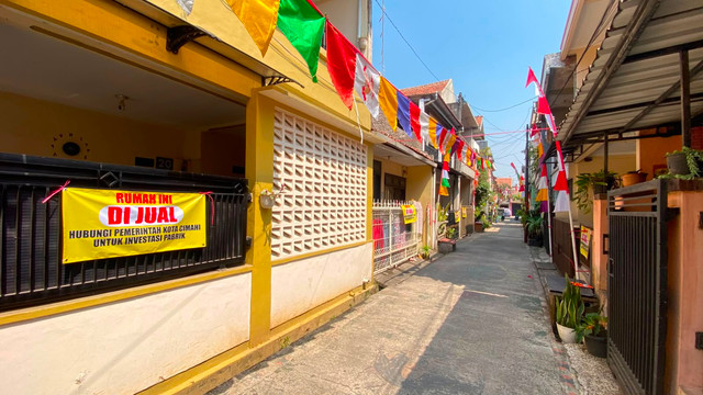 Warga ramai-ramai pasang spanduk "Rumah Ini Dijual" untuk protes pemkot soal pembangunan pabrik yang semakin dekat permukiman di Cimahi , Kamis (13/8/2026). Foto: Dok. Istimewa