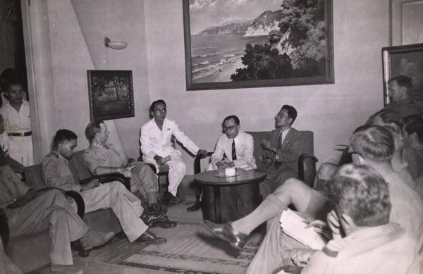 Mohammad Hatta dalam Konferensi Pers. Foto. Netherlands Indies Government Information Service (Melbourne)/KITLV