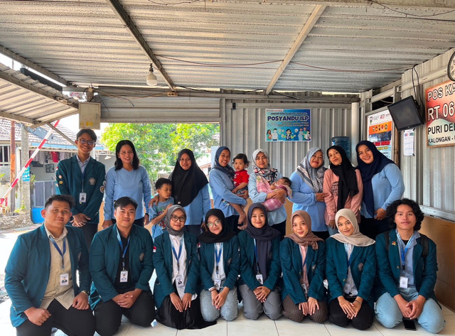Gambar 1 Bersama Ibu-Ibu Posyandu RW 15. Sumber foto : Najwa Farihaa