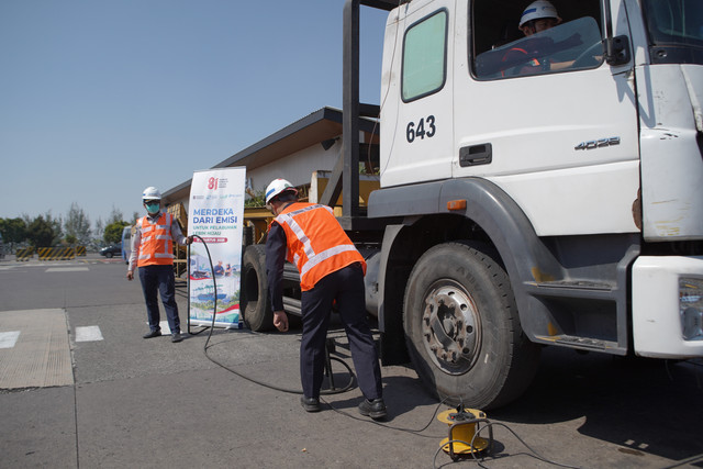 Pelindo Terminal Petikemas bersama Pelindo Regional 3 gelar uji emisi gas buang kendaraan angkutan peti kemas di Terminal Teluk Lamong (TTL) oleh Petugas Dinas Perhubungan Kota Surabaya. Foto: Dok. Pelindo