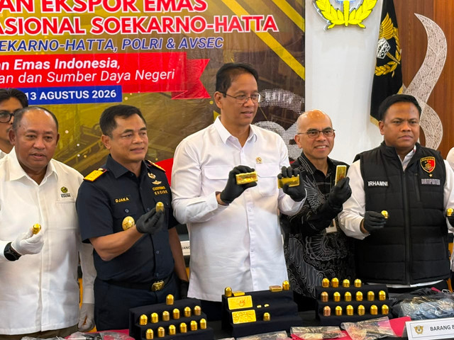 Konferensi pers upaya penggagalan ekspor emas ilegal oleh Bea dan Cukai di Bandara Soekarno Hatta, Tangerang pada Kamis (13/8/2026). Foto: Argya D. Maheswara/kumparan