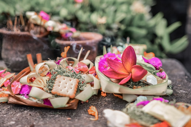 Ilustrasi Mengapa masyarakat Bali membuat canang sari setiap hari?. Foto: Unsplash/Zack Zaidi
