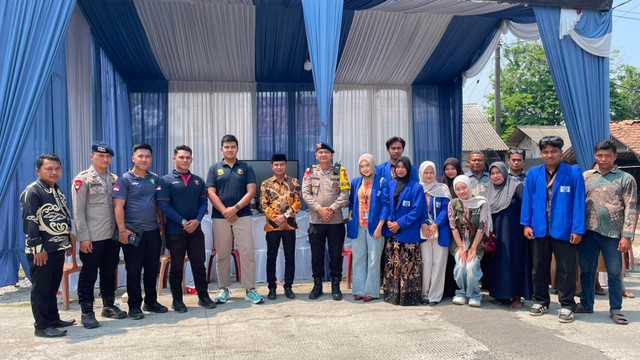 Mahasiswa KKN bersama perangkat Desa, TNI, Polri dan Tokoh masyarakat desa Karangsari sebelum kegiatan Zoom dimulai. Dokumentasi: Tim PDD KKN UPB desa Karangsari 2026