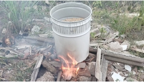 Gambar 1. Uji Coba Arang Sekam (Dokumentasi Tim KKN Desa Kemiri)