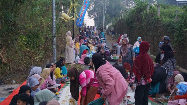 Gambar 1. Tradisi Nyadran Dusun Tempur (Dokumentasi Tim KKN Desa Kemiri)