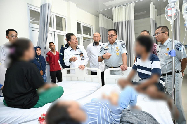 Direktur Utama PT Jasa Raharja (Persero) Muhammad Awaluddin bersama Direktur Operasional Ariyandi menjenguk korban luka dari kebakaran KMP Putri Yasmin di Rumah Sakit Umum Daerah Patut Patuh Patju, Kamis (13/8/2026). Foto: Jasa Raharja