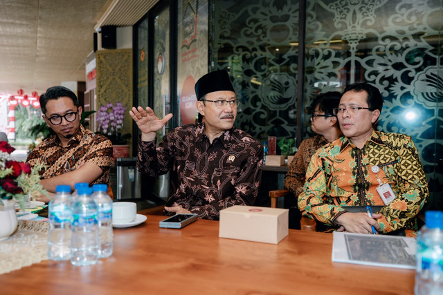 Menteri Sosial Saifullah Yusuf (Gus Ipul) dan Ketua Umum SP2MI Amirudin di Kantor Kemensos, Jakarta, Kamis (13/8/2026). Foto: Kemensos RI