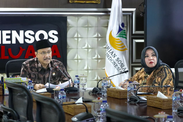 Menteri Sosial Saifullah Yusuf (Gus Ipul) dalam Rapat Tingkat Menteri (RTM) Penanganan Layanan Dasar di Wilayah Karhutla secara daring, Kamis (13/8/2026). Foto: Kemensos RI