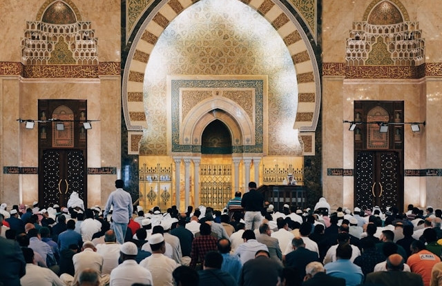 Ilustrasi khutbah Jumat bulan Maulid Nabi. Foto: Unsplash.com/Rumman Amin