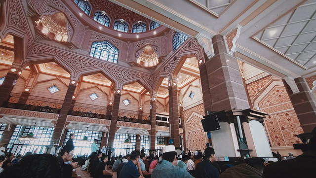 Ilustrasi Tema Maulid Nabi tahun 2026. Foto: Unsplash.com/Nahrizul Kadri