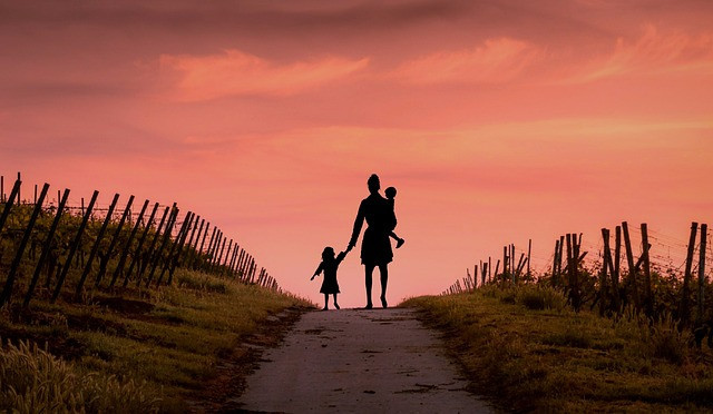 Ilustrasi mother, depressed, homeless. Foto: Pixabay
