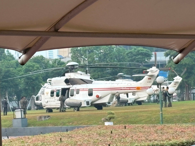 Dua helikopter kenegaraan berjaga di lapangan DPR/MPR jelang sidang tahunan di Kompleks Parlemen, Senayan, Jakarta, Jumat (14/8). Foto: Nasywa/kumparan