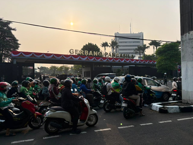 Kondisi lalin di Jalan Gelora, Gerbang Pancasila. Gerbang ini menjadi pintu utama tamu dan peserta Sidang Tahunan DPR masuk menuju Komplek Parlemen. Kondisi terpantau macet kendaraan yang hendak masuk ke Komplek Parlemen, Jumat (14/8). Foto: Joakhim Tharob/kumparan