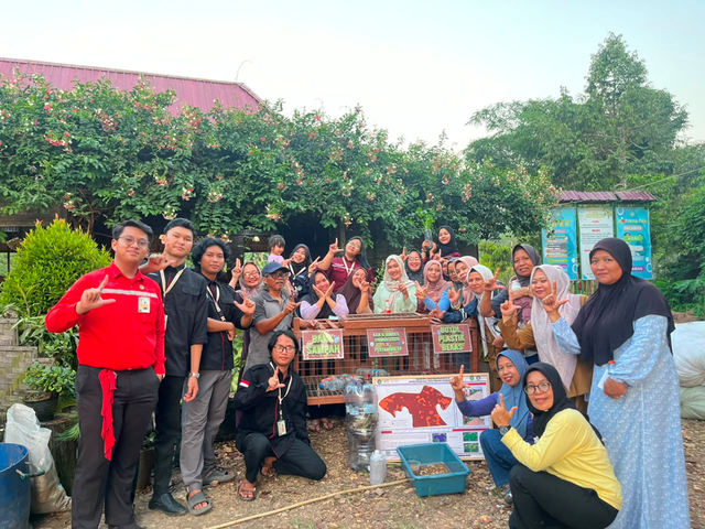 Tim Mahasiswa KKN Bina Desa Kelompok 6 Fakultas Teknik Universita Mulawarman melakukan penyerahan Bank Sampah Botol Plastik bersama penyerahan program kerja KKN lainnya di di Jl. Loa Mali RT 02 Dusun Pinang Mas Desa Persiapan Pinang Raya. Kredit foto: Kelompok 6 KKN Bina Desa Universitas Mulawarman