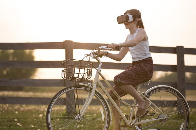 Ilustrasi augmented reality, bicycle, girl. Foto: Pixabay