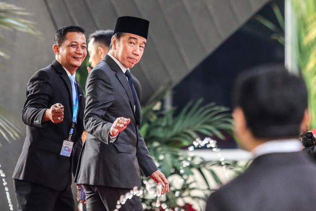 Presiden ketujuh RI Joko Widodo (tengah) tiba untuk menghadiri Sidang Tahunan MPR RI dan Sidang bersama DPR dan DPD RI tahun 2026 di Gedung Nusantara, Kompleks Parlemen, Senayan, Jakarta, Jumat (14/8/2026). Foto: Asprilla Dwi Adha/ANTARA FOTO
