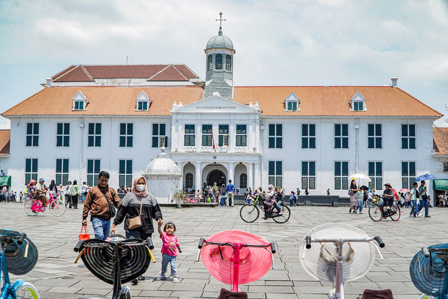 Sejumlah wisatawan menikmati suasana kawasan Kota Tua di Jakarta, Senin (23/3/2026). Foto: Salma Talita/ ANTARA FOTO