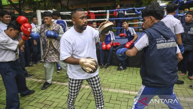 Siswa mengikuti kegiatan ekstrakurikuler tinju di SMPN 28 Jakarta Pusat sebagai upaya pencegahan tawuran pelajar. (ANTARA/Hafidz Mubarak A)