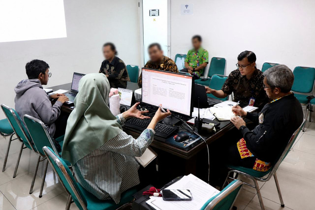Pemprov DKI Jakarta menindak empat perusahaan yang membuang sampah ke TPS Liar Nagrak, Cilincing, Jakarta Utara, Jumat (14/8/2026). Foto: Dok. Dinas LH DKI Jakarta