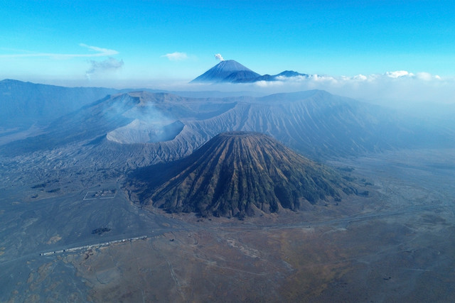 Foto udara kawasan Taman Nasional Bromo Tengger Semeru (TNBTS) dari puncak penanjakan 1 di Kabupaten Pasuruan, Jawa Timur, Kamis (13/8/2026). Foto: Umarul Faruq/ANTARA FOTO