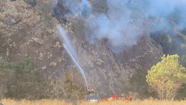 Pemadaman api di kawasan Taman Nasional Bromo Tengger Semeru, Jumat (14/8/2026). Foto: Dok. kumparan