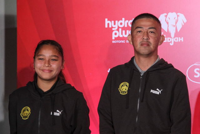 Pelatih Malaysia, Fairuz Montana dan Pemain Malaysia, Keisha Adeliena saat sesi konferensi pers di Stadion Supersoccer Arena, Kudus, Jawa Tengah, Kamis (13/8/2026). Foto: Vega Ma'arijil Ula/kumparanBOLANITA