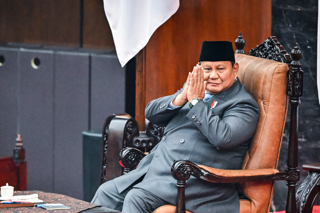 Presiden Prabowo Subianto menyapa tamu undangan saat menghadiri Sidang Tahunan MPR RI dan Sidang Bersama DPR-DPD RI Tahun 2026 di Kompleks Parlemen, Jakarta, Jumat (14/8/2026). Foto: Fauzan/ANTARA FOTO