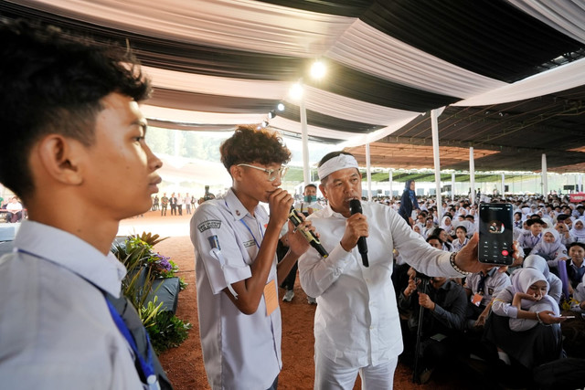 Gubernur Jabar Dedi Mulyadi (KDM) memberi kualiah umum pada Penerimaan Raya Mahasiswa Baru Universitas Padjadjaran (Prabu) Tahun Akademik 2026/2027 di Stadion Jati Padjadjaran, Unpad Kampus Jatinangor, pada Senin (10/8/2026). Foto: Dok. Diskominfo Jabar