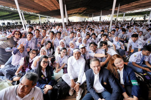 Gubernur Jabar Dedi Mulyadi (KDM) memberi kualiah umum pada Penerimaan Raya Mahasiswa Baru Universitas Padjadjaran (Prabu) Tahun Akademik 2026/2027 di Stadion Jati Padjadjaran, Unpad Kampus Jatinangor, pada Senin (10/8/2026). Foto: Dok. Diskominfo Jabar