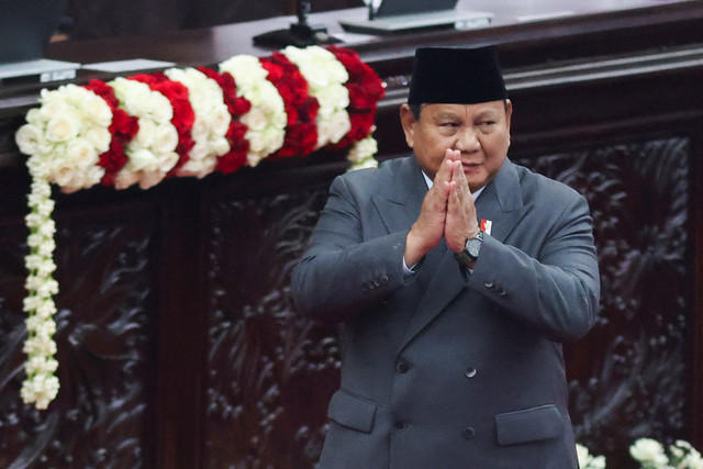 Presiden Indonesia Prabowo Subianto memberi isyarat kepada anggota Parlemen sebelum menyampaikan pidato kenegaraan tahunannya menjelang peringatan Hari Kemerdekaan ke-81 negara itu, di Jakarta, Indonesia, 14 Agustus 2026. Foto: REUTERS/Stringer