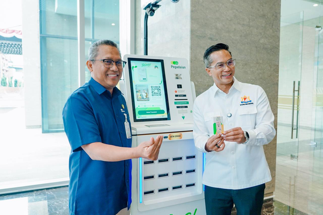 Direktur Utama PT Pegadaian (Persero), Damar Latri Setiawan (kiri) dan Ketua Umum Kadin Indonesia, Anindya Novyan Bakrie usai penandatanganan Nota Kesepahaman Program Pemberdayaan Ekonomi Terintegrasi bertajuk “Kolaborasi Strategis Kadin dan Pegadaian untuk MengEMASkan Indonesia” di Ballroom Pegadaian Tower, Jakarta pada Rabu (12/08). Foto: Dok. Pegadaian