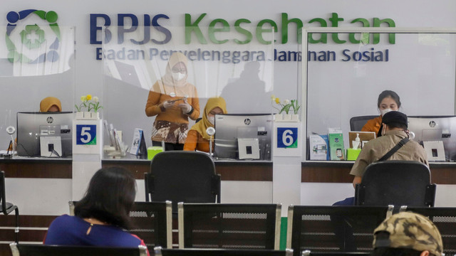 Petugas melayani peserta Jaminan Kesehatan Nasional - Kartu Indonesia Sehat (JKN-KIS) di kantor Badan Penyelenggara Jaminan Sosial (BPJS) . Foto: ANTARA FOTO/Teguh Prihatna
