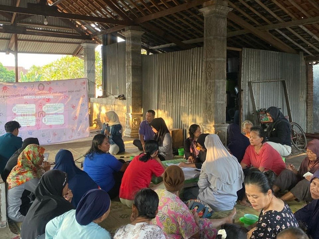 Mahasiswa KKN menyampaikan materi mengenai pencegahan kekerasan dan mekanisme pelaporan kasus kekerasan kepada Ibu-Ibu PKK RT 08
