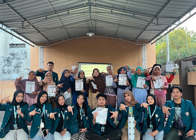 Mahasiswa melakukan edukasi penanaman biopori kepada warga RT 07 RW 03, Dok. Pribadi.