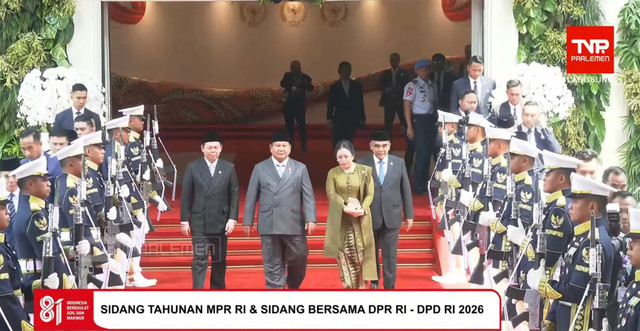 Ketua DPR Puan Maharani dan Ketua MPR Ahmad Muzani mengantarkan Presiden ke-8 RI Prabowo Subianto usai menghadiri sidang tahunan 2026. Dok: TVR Parlemen