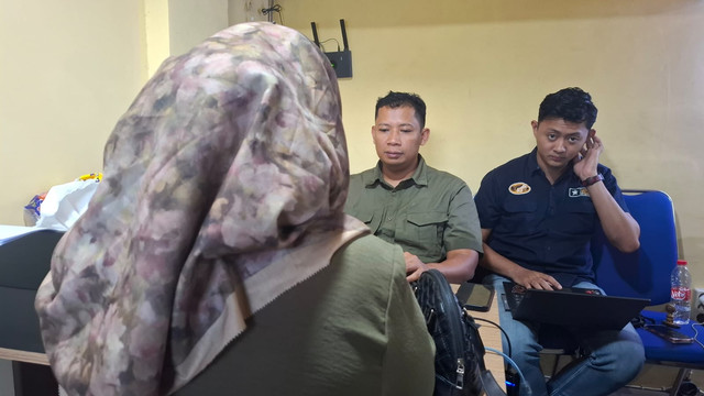 Seorang wanita berinisial MR (29), warga Kecamatan Ketapang, Kabupaten Sampang, melaporkan kasus dugaan perselingkuhan ke Polres Sampang, Jumat (14/8/2026). Foto: Dok. Polres Sampang
