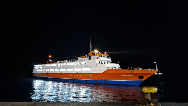 Suasana kapal KM Bunda Maria kandas di perairan Maluku Utara pada Kamis (13/8) malam. Foto: Dok. SAR
