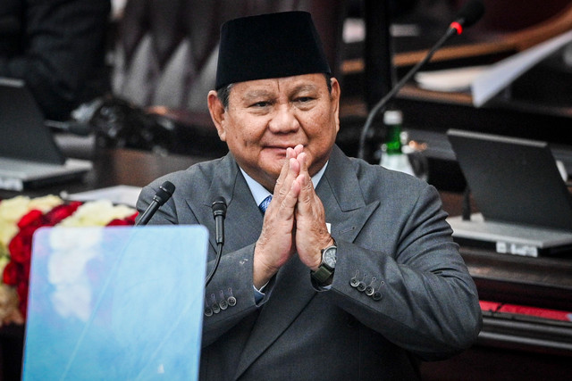 Presiden Prabowo Subianto memberi salam usai menyampaikan pidato dalam Sidang Tahunan MPR RI dan Sidang Bersama DPR-DPD RI Tahun 2026 di Kompleks Parlemen, Jakarta, Jumat (14/8/2026). Foto: Fauzan/ANTARA FOTO