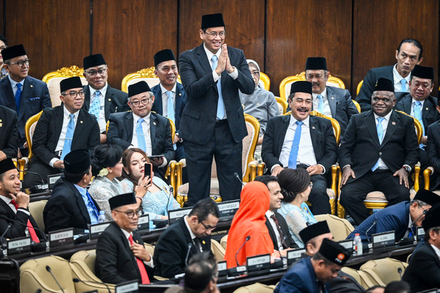 Menkeu Purbaya Yudhi Sadewa bersama sejumlah menteri Kabinet Merah Putih memberikan salam saat Presiden Prabowo Subianto menyampaikan pidato dalam Sidang Tahunan MPR RI 2026 di Kompleks Parlemen, Jakarta, Jumat (14/8/2026). Foto: Fauzan/ANTARA FOTO