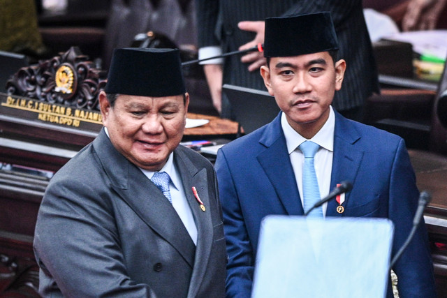 Presiden Prabowo Subianto (kiri) dan Wakil Presiden Gibran Rakabuming Raka (kanan) berjalan bersama usai Sidang Tahunan MPR RI dan Sidang Bersama DPR-DPD RI Tahun 2026 di Kompleks Parlemen, Jakarta, Jumat (14/8/2026). Foto: Fauzan/ANTARA FOTO