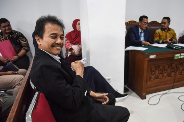 Tersangka kasus dugaan fitnah dan pencemaran nama baik terkait keaslian ijazah Presiden ke-7 RI Joko Widodo, Roy Suryo, bersiap mengikuti sidang praperadilan di Pengadilan Negeri Jakarta Selatan, Jumat (14/8/2026). Foto: Indrianto Eko Suwarso/ANTARA FOTO