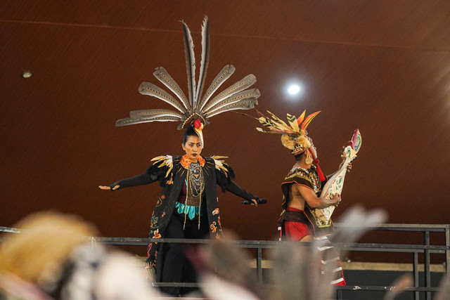 Kostum “Karungut Symphony” dalam Pagelaran Sabang Merauke. Foto: Istimewa