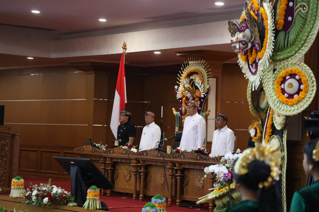 Gubernur Bali Wayan Koster, dan jajaran pimpinan daerah Provinsi Bali dalam Rapat Paripurna Hari Jadi Provinsi Bali, Jumat (14/8/2026). Foto: kumparan