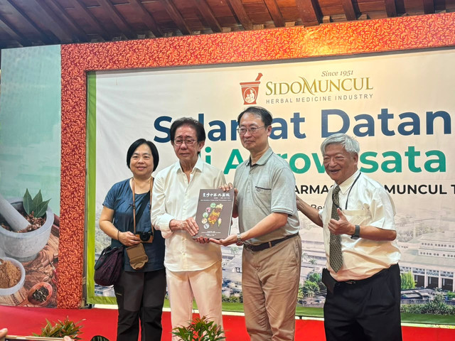 Direktur Utama PT Industri Jamu Dan Farmasi Sido Muncul Tbk, Dr. (H.C.) Irwan Hidayat bersama Profesor Farmakognosi, China Medical University, Taichung, Prof. Yuan Shiun Chang, Ph.D., dan Direktur National Research Institute of Chinese Medicine sekaligus Direktur Departemen Pengobatan dan Farmasi Tiongkok (TCM) di Kementerian Kesehatan dan Kesejahteraan Taiwan, Yi-Chang Su, MD, Ph.D. Foto: Dok. Intan Alliva/kumparan