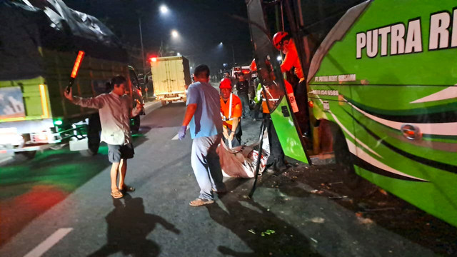 Petugas mengevakuasi korban kecelakaan rombongan umroh di Nagreg, Jawa Barat, Jumat (14/8/2026). Foto: Dok. SAR