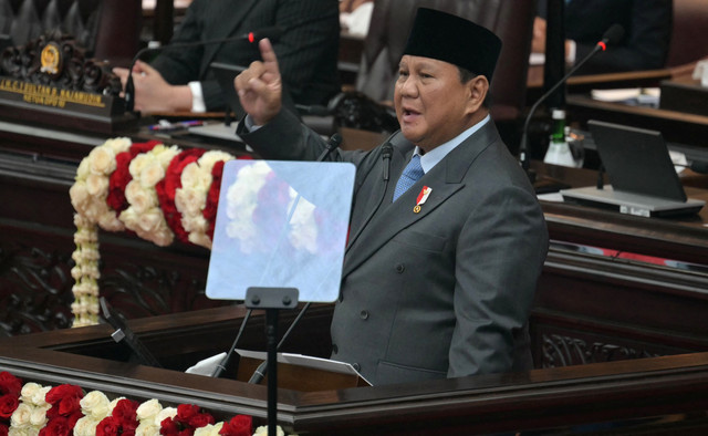 Presiden Prabowo Subianto menyampaikan pidato saat menghadiri Sidang Tahunan MPR RI dan Sidang Bersama DPR-DPD RI Tahun 2026 di Kompleks Parlemen, Jakarta, Jumat (14/8/2026).
Foto: Bay Ismoyo/AFP